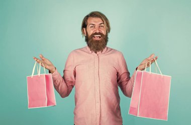 Benim için. Erkek alışverişe gider. Başarılı bir alışveriş koliği. Sakallı adam tatile hazır. Satış ve indirim. Sakallı olgun hippi hediye paketi. Yetenekli vahşi Kafkas hippisi.