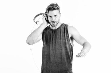 Bir disko partisi olacak. Modern hayatta yeni teknoloji. Seksi kaslı adam müzik dinler. Beyazlar arasında izole edilmiş yeni bir şarkı. Mavi diş teknolojisi kulaklıklı traşsız adam. moder yaşam konsepti