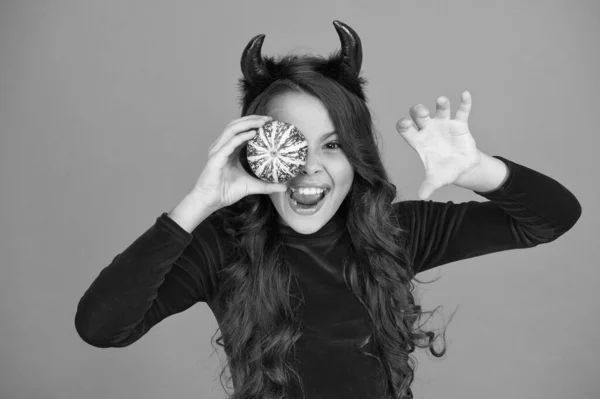 Böse Teufel Teenager-Mädchen mit Kürbisgemüse tragen Hörner Kostüm von Wichtel auf halloween party, happy halloween — Stockfoto