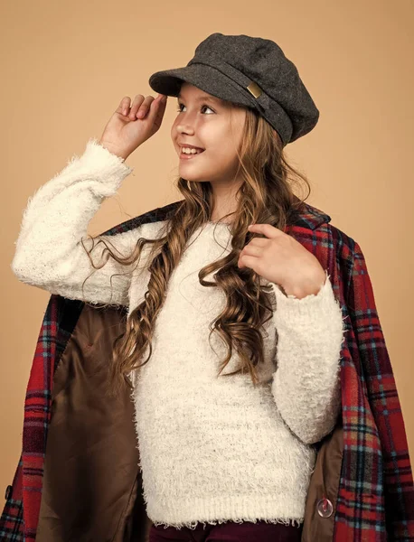 Perfecte vrouwelijke schoonheid. Kindergeluk. Parijse retro look. Franse casual mode. Gelukkig tienermeisje in geruite jas. Spring kid mode stijl. kind met krullend haar met trendy muts — Stockfoto