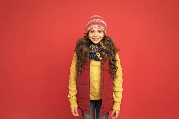 Bär bekväma kläder under kalla årstider. glad tonåring flicka bär varma vinterkläder. barndoms lycka. vintersemester aktivitet. barn i stickad hatt och halsduk känns mysigt. Julsemester — Stockfoto