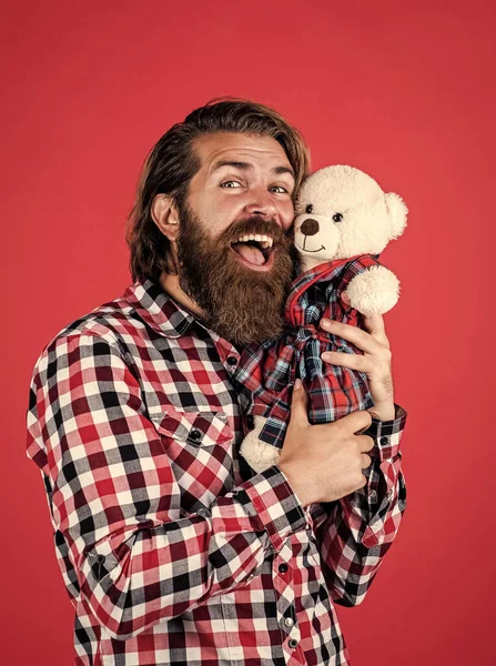 Sentir alegria. homem barbudo alegre segurar ursinho. masculino sentir brincalhão com urso. brutal maduro hipster homem jogar com brinquedo. Feliz aniversário. estar de bom humor. Feliz Dia dos Namorados. Dia dos Namorados vendas — Fotografia de Stock