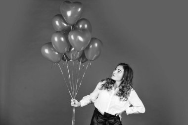 Aşkın sürprizi. Parti için helyum balonları. Kız arkadaşına hediye. Şenlik havası. Etkileyici bir hediye. Sevgililer günün kutlu olsun. Kız kalp balonları. Romantik aşk. Mutlu kadın hava balonları hediye paketi