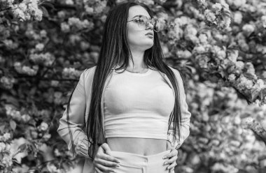 Mevsimlik dış plan. Kız sakura çiçeğinin tadını çıkarıyor. Kiraz çiçekli kadın. Baharda tatil için kiraz çiçekleriyle gezen bir kadın. Sakura Garden 'daki kız. Yaratıcı kadın portresi