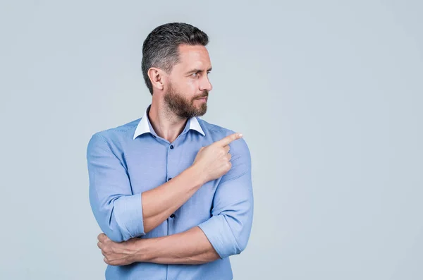 Volwassen ambitieuze man zakenman in shirt wijzend vinger op kopieerruimte, zakelijk succes — Stockfoto