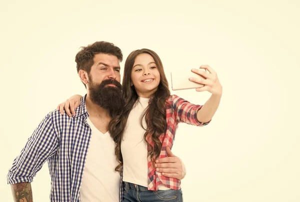 Padre e hija tomando selfie. Tecnología 4G. Chico bloguero. Concepto de bloguero. Vida en línea. Estilo de vida blogger. Capturen momentos felices juntos. Niña con padre. Pequeño niño alegre papá — Foto de Stock