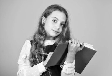 Yetenek ve bilgi. Kitaplı öğrenci. Yabancı dil öğreniyorum. Çocuklar için eğitim. Okul eğitimi konsepti. Zor bir görev. Ev ödevi. Not yazıyorum. İnek yaşam tarzı. Kız ders çalışıyor. Temel eğitim