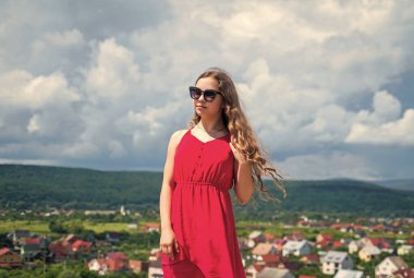 Yazın güneş gözlüklü mutlu çocuk dışarıda, tatilde