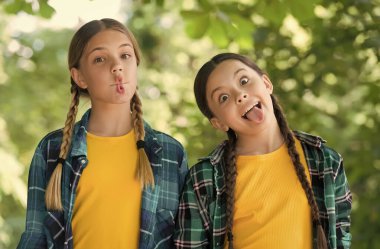 Surat asan ağızlar. Komik çocuklar dışarıda eğleniyor. Oyun oynuyorum. Boş zaman ve boş zaman. Aktif oyunlar. Çocukluk eğlencesinin tadını çıkarıyor. Yaz tatili. Okul tatili