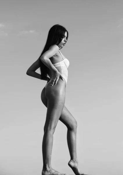 Corpo feminino sexy. Menina atraente corpo sexy posando fundo céu. Perda de peso. A mostrar as suas melhores curvas. Mulher de saque usar biquíni. Cintura fina e pernas longas nádegas sexy. Menina desportiva corpo perfeito — Fotografia de Stock
