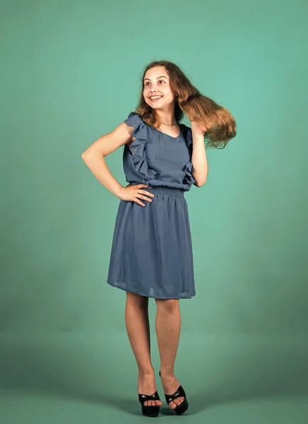 Menina bonita adolescente com cabelo comprido no vestido, moda — Fotografia de Stock