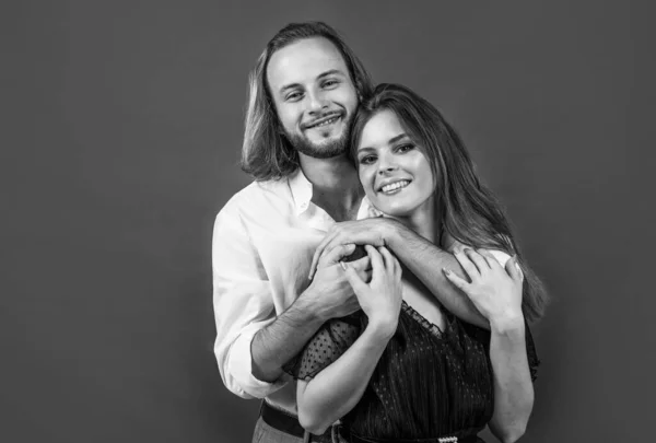 Feliz casal familiar abraço e abraço, vida familiar — Fotografia de Stock