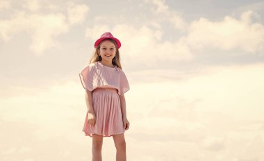 Saf güzellik. Çok şık görünüyorsun. Mükemmel bir yaz günü. Çocuk güzelliği ve moda. Kuaför güzellik salonu. çocukluk mutluluğu. Küçük manken. Küçük kız elbise giyiyor. Çocuk dışarıda rahatla.