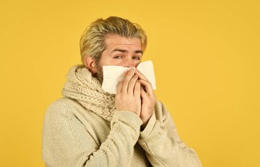 Hastalık izninde. Salgına karşı bağışıklık. hipster hapşırıyor ve burnunu üflüyor. Alerji reaksiyonu. İltihaplanma süreci. Hasta adamın burnu akıyor. Grip virüsü belirtileri. Çin 'den koronavirüs.