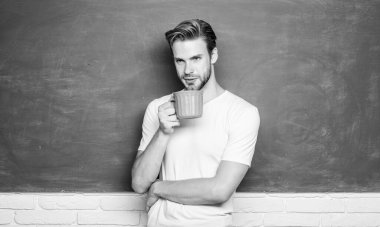 Üniversite hayatı. Okul öğretmeninin kahve molasına ihtiyacı var. Eğitim için enerji ve ilham. Günaydın. Okula dönüyorum. Karatahtadaki adam kahve içer. Sınıftaki öğrenci. Dinlenme zamanı. enerji