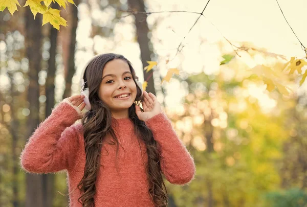 Il modo migliore per fuggire dalla citta '. piccola ragazza indossare le cuffie. istruzione scolastica moderna. bambino ascoltare musica nella foresta. godere di elearning. bambino indossare maglione nel parco autunnale. bambino felice rilassarsi nella natura autunnale — Foto Stock