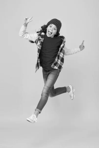 Niño apresurado en sombrero corriendo hacia adelante para vacaciones de temporada y vacaciones, tiempo libre y ocio — Foto de Stock