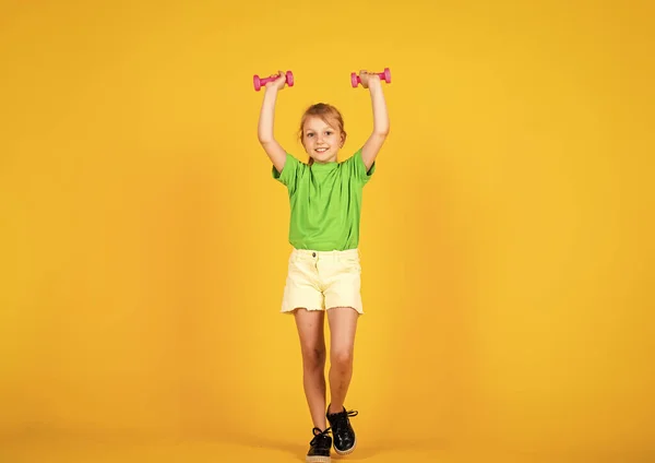 Hübsche teen girl mit hanteln tools für training, sport — Stockfoto