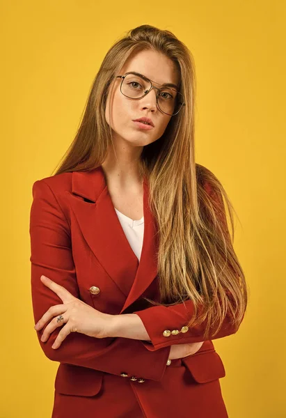 Smart girl brille lange haare tragen modischen blazer, wunderschöne sekretärin konzept — Stockfoto