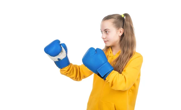 Boks eldivenli mutlu genç kız boksör dövüşmeye ve yumruklamaya hazır beyaza izole edilmiş, yumruklanmış — Stok fotoğraf