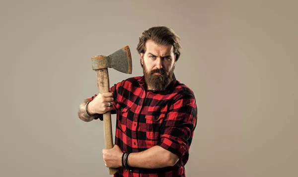 Preparação de um homem a sério. Hipster bonito com machado. conceito de logger ou axeman — Fotografia de Stock