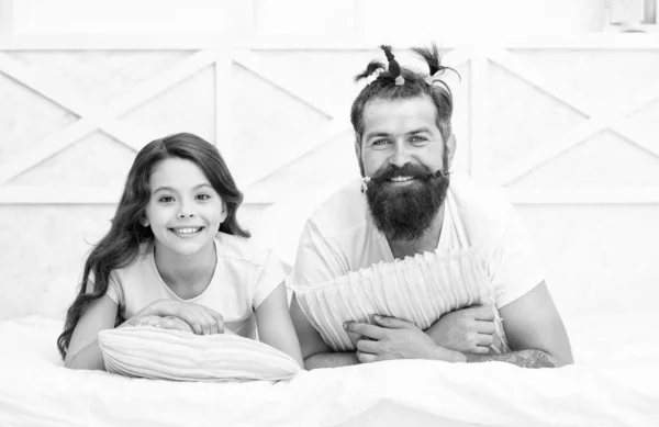 Apa és lánya jól érzik magukat. Gyerek stílusú apa haj. Boldog családi napot. ünnepeljük az apák napját. töltsünk együtt egy kis szabadidőt a hétvégén. fodrászat. fodrászati frizura — Stock Fotó