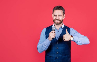 Mutlu adam karaoke şarkıcısı mikrofon şovu vokalisti kırmızı arkaplan kopyalama alanını onayladı, tatmin oldu