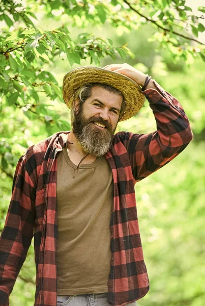 Ranczer w kowbojskim kapeluszu. Pracownik farmy ekologicznej. Szczęśliwego dnia ziemi. Ekologiczne życie. Atrakcyjny rolnik. Farmer wyluzuj. Koncepcja ekologiczna. Wakacje. Odpocznij na wsi. Środowisko ekologiczne. Letni odpoczynek — Zdjęcie stockowe