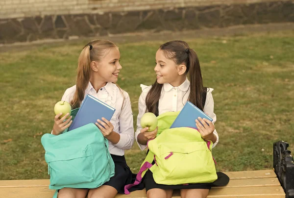 Glückliche Schulfreunde, kleine Mädchen, die Spaß haben, Konzept für die Schulferien — Stockfoto