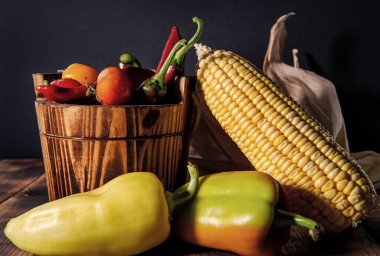 Biber ve domatesli taze mısır koçanı organik sebzeler kovadaki doğal yiyecekler, Meksika