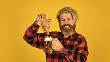 Pizza yemek ve içmek. Paket pizza. Buradaki en iyi parti. Bekarlar kulübü. Barda eğlenip içiyoruz. Güzel bar menüsü. Adam bira içip pizza yerken futbol seyrediyor.