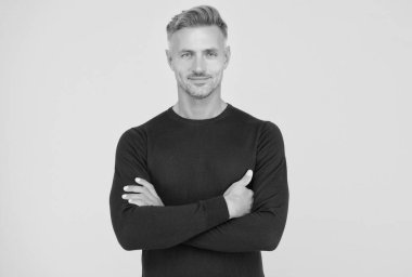 Kendine güvenen, bakımlı bir adam. Yakışıklı çapraz eller siyah giyer. Erkek modası ve güzellik. Adam şık ve modaya uygun görünüyor. Berber dükkanı konsepti. Saçlarına ve kıllarına dikkat et.