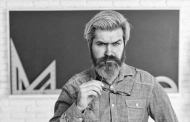 Özel ders. Okula dönelim. Gözlüklü, olgun sakallı adam. Eğitim konsepti. Okul projelerinde öğretmenlik yapıyorum. Modern bilim okulu. Entelektüel bir görev. Üniversitede okuyorum. Bilişsel gelişim