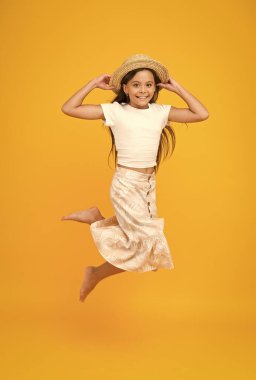 Hayatına devam et. Çocuk yaz plaj partisi. Mutluluk harekete geçti. Yaz tatilinin başlangıcını kutluyoruz. İyi tatiller. Şapkalı küçük kız. moda ve güzellik. moda çocuğu yaz gününün tadını çıkarıyor