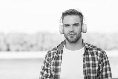 Uzaktan eğitim. Müzik tarzı. Elderning konsepti. Ses kalitesi. yenilikçi kablosuz cihaz. Kulaklık kulaklıklı traşsız adam. Gündelik erkek hippi modası. Kulaklıklı adam dinle şarkısını