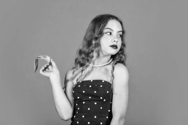 Lüks ve başarı. Zarif retro çocuk. Küçük kız modası. Güzel kız cazibe çantası. Mafya. Zengin kız para gösteriyor. Dolar seç. Çocuk varlıklı yaşıyor. Güzellik fotoğrafçılığı