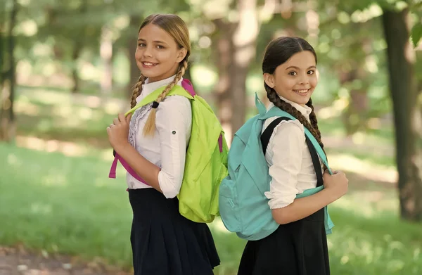 Humor positivo. meninas adolescentes com mochilas andando no parque. De volta à escola. Miúdos adolescentes com mochila. conceito de amizade. melhores amigos da escola. ir para a escola com diversão. alunas com mochila — Fotografia de Stock