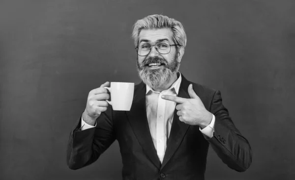 今朝はコーヒーがスポンサーです。ティーカップでハッピーティーチャーポイント。髭の男は朝コーヒーを飲む。朝と朝食。古い学校のエネルギードリンク。学校の休みだ。気分の良い朝のカップ — ストック写真