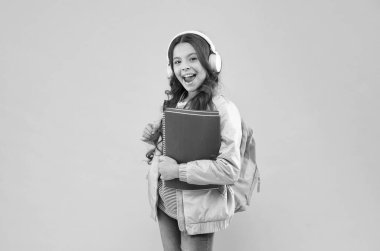 Kaliteli eğitim ingilizce okul geleneğidir. Mutlu kız okula geri döndü. Müzik eğitimi. Evde eğitim. Özel ders. Yeni teknoloji. İstediğin dili öğren.