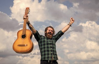Mutluluğu hisset. Sakallı adam şarkı söylüyor. Yakışıklı şarkıcı ve gitarist. Akustik gitarist. Sakallı olgun hippi müzisyen. Gitar çalan vahşi beyaz adam. country müzik