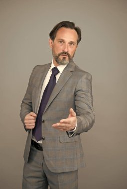 Ofisteki yakışıklı, yetişkin patron kravat takıyor, el sıkışacak, iş ilişkileri...