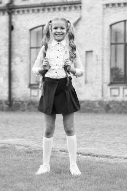 Eğilimle yürüyün. Mutlu çocuk dışarıda üniforma giyiyor. Resmi moda. Okul kıyafeti ve üniforma. Kıyafet kuralı. Okul eğitimi. Okula geri dönüş görünüşü. Güzellik salonu. Güzel ol, rahat ol.