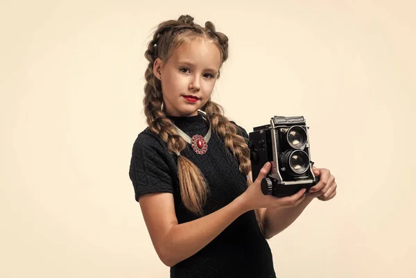 Stijlvol kind met retro camera maken foto geïsoleerd op wit, verslaggever — Stockfoto