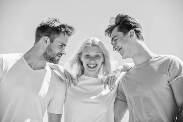 Amizade membro deseja entrar em relacionamento romântico. Amor de amizade. Conceito de zona de amigos. Felizes juntos. Amigos alegres. Relações de amizade. Pessoas ao ar livre. Mulher feliz e dois homens — Fotografia de Stock