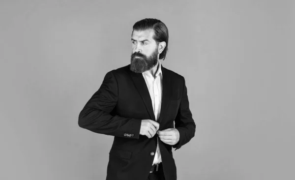 Homme d'affaires brutal avec une barbe et une moustache parfaites. vrai patron en veste. l'homme mûr a un regard sérieux. confiance et charisme. beau costume de bureau. beauté masculine et de la mode — Photo