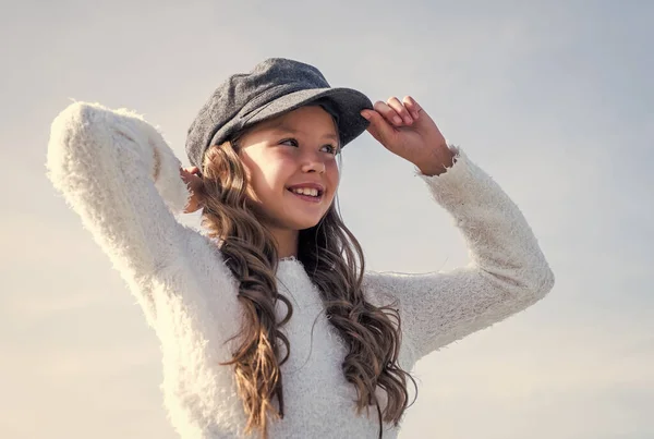 Criança alegre em headwear no fundo do céu, infância feliz — Fotografia de Stock