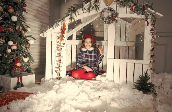 Espera a Santa. niño disfrutar de la composición navideña. Feliz infancia. decorar el hogar con decoración de Navidad. celebración del año nuevo. vacaciones de invierno y vacaciones. niño en boina francesa — Foto de Stock