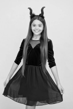 Cadılar bayramı çocuğu kırmızı boynuzlu Cadılar Bayramı partisinde oyun oynuyor.