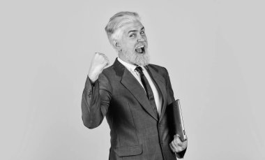 Başarılı bir iş. İş adamı defter ofisi. İnternet teknolojisi modern iş. İş tanıtım araçları. Verimliliği izlemek için çevrimiçi servis. Bilgisayarla çalışan bir yönetici. Dijital dünya