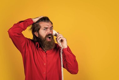 Beklenmedik arama. Telefon görüşmesi. Sakallı adam. Modern hayatta iletişim. Telefonda arkadaşınla konuş. Olgun erkek retro telefonu tutar. Bıyıklı adam çağrıya cevap veriyor. Boşluğu kopyala
